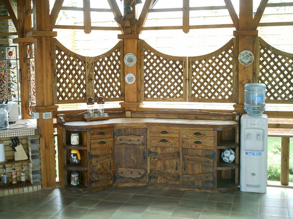 Деревянная состаренная мебель на кухню